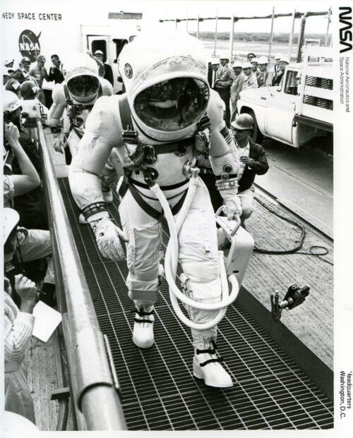 Gemini 7, On the way to the spacecraft (65-H-1882)